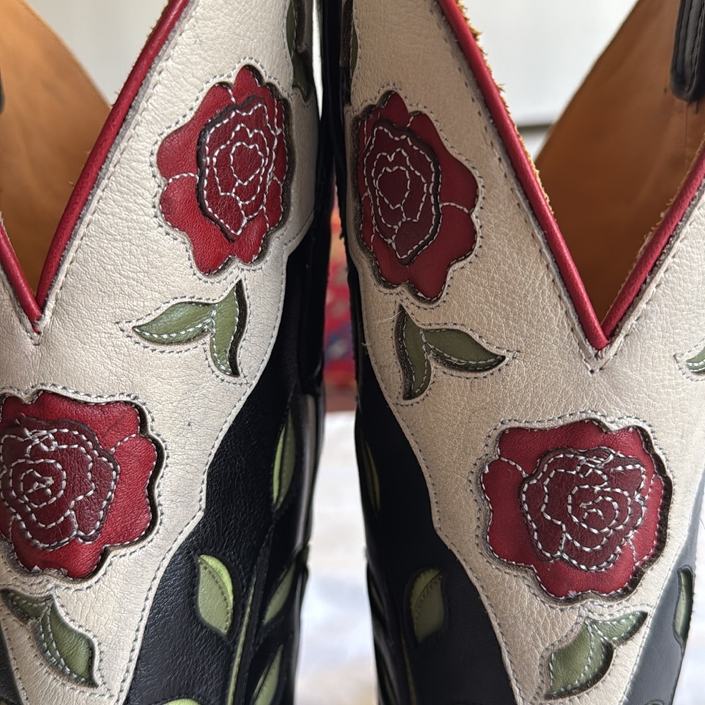 The Annie Roses in Midnight/ Bone Cowhide - Picture 5 of 10